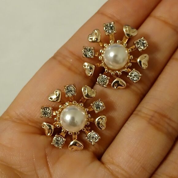 Women's Gold Tone Shiny Floral Flower Shaped Bold Earring Beauty Boho Style - Picture 4 of 6